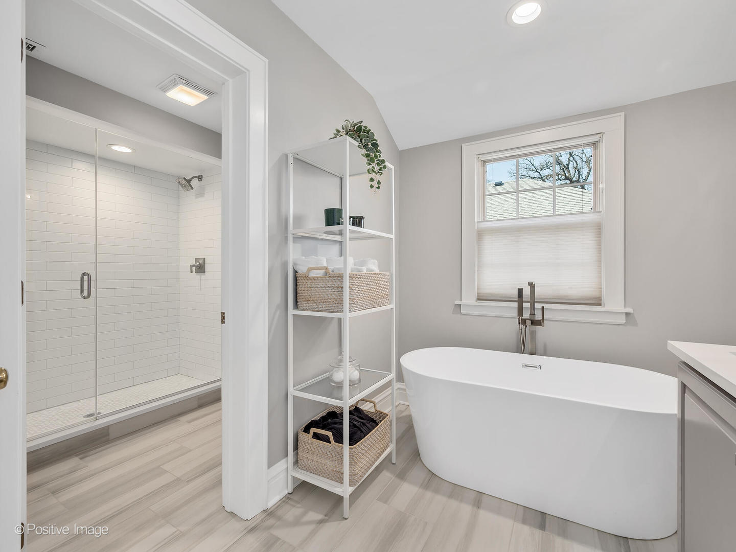 207 Ravine Road Hinsdale, IL 60521 - Photo 20 of 35 a bathroom with a bathtub a sink and a window