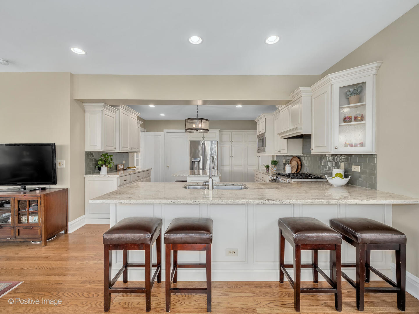 207 Ravine Road Hinsdale, IL 60521 - Photo 7 of 35 a large kitchen with a table and chairs in it