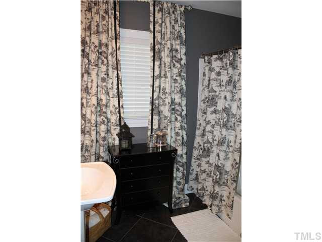 4301 Boxwood Road Raleigh, NC 27612 - Photo 11 of 18 Hall bath