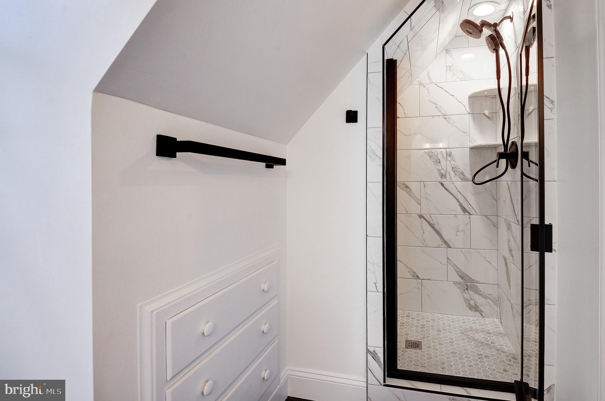 20760 Unison Road Round Hill, VA 20141 - Photo 30 of 47 Second Upper-Level Bedroom En Suite Bathroom