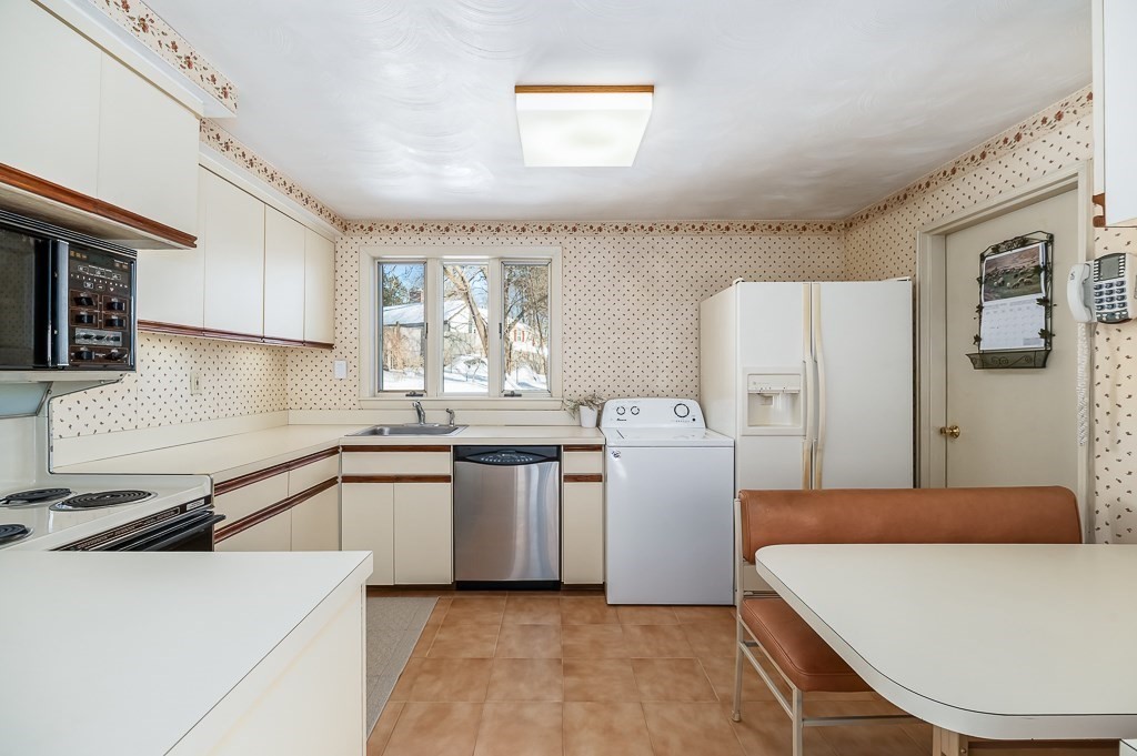 4 Curwen Road Peabody, MA 01960 - Photo 6 of 27 Gallery Image 6