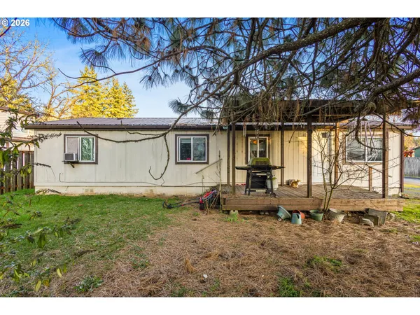 a view of a house with backyard