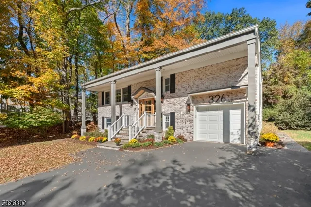 a view of back yard of the house