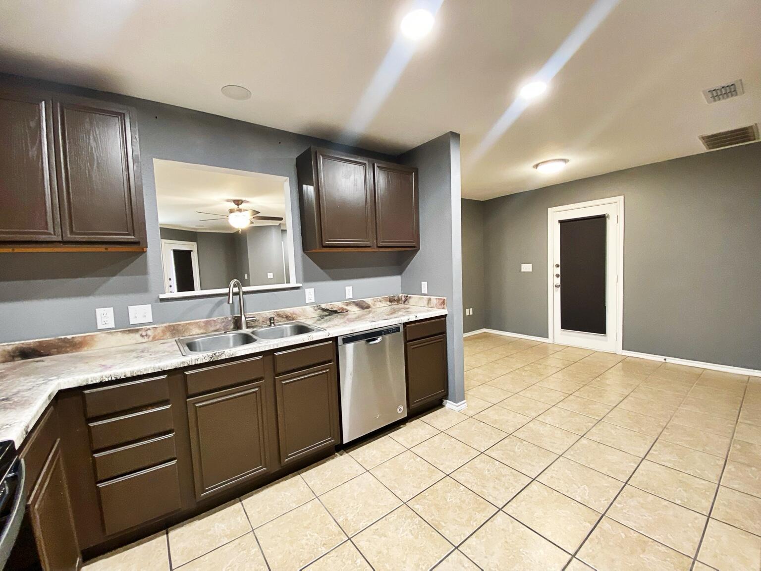 532 North Clinton Avenue Lubbock, TX 79416 - Photo 26 of 37 011 3