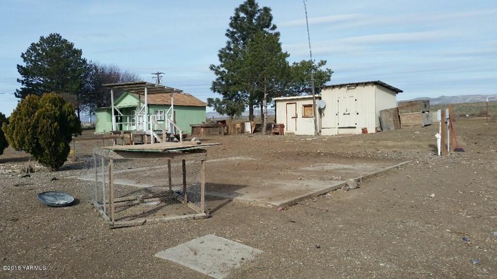 5041 North County Line Road Grandview, WA 98930 - Photo 2 of 5 a view of a house with backyard and patio