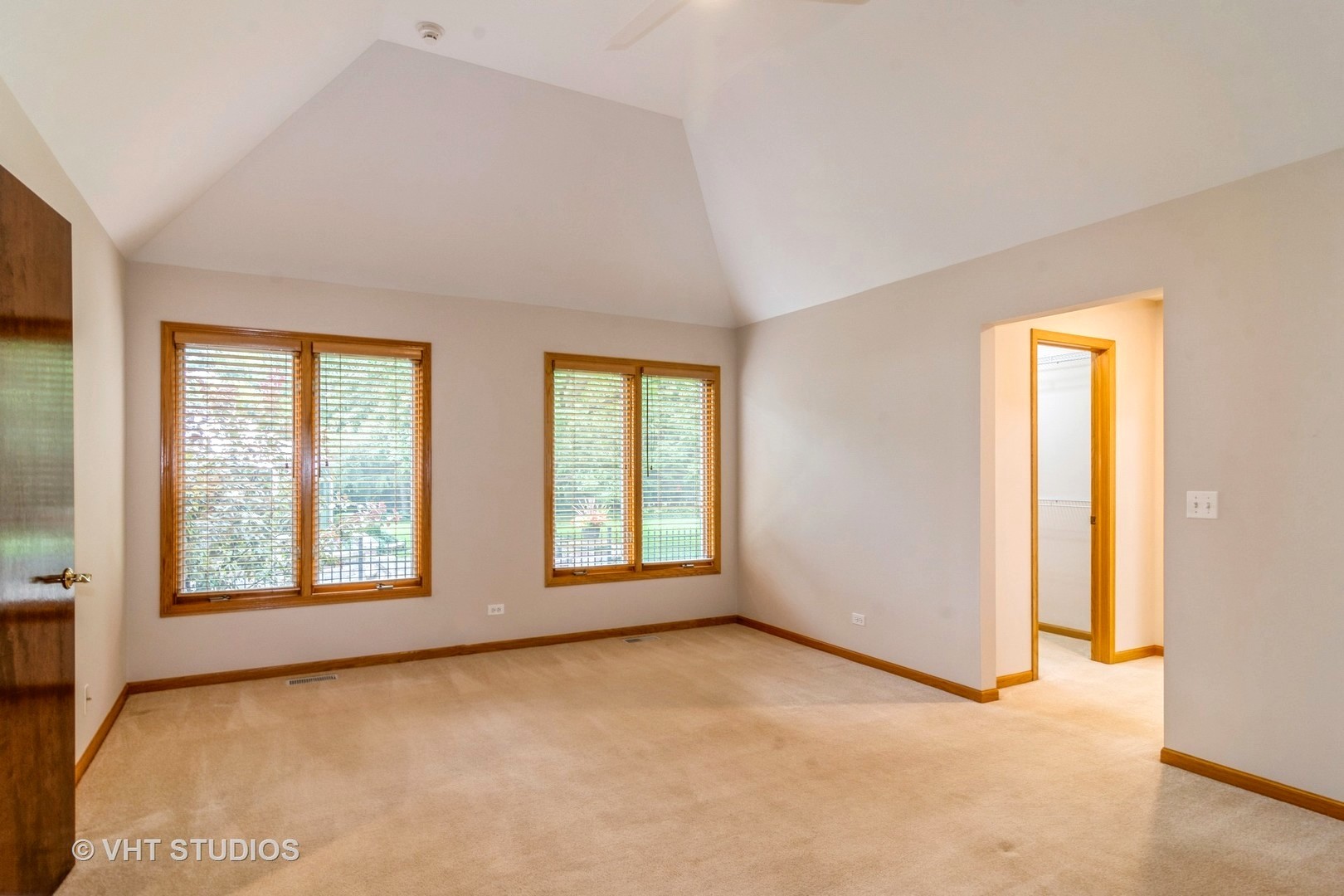980 Pinecrest Drive Sugar Grove, IL 60554 - Photo 22 of 38 an empty room with windows