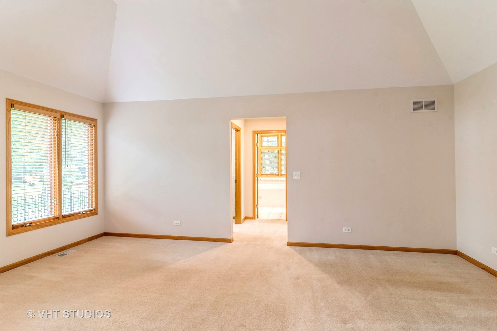 980 Pinecrest Drive Sugar Grove, IL 60554 - Photo 23 of 38 an empty room with windows