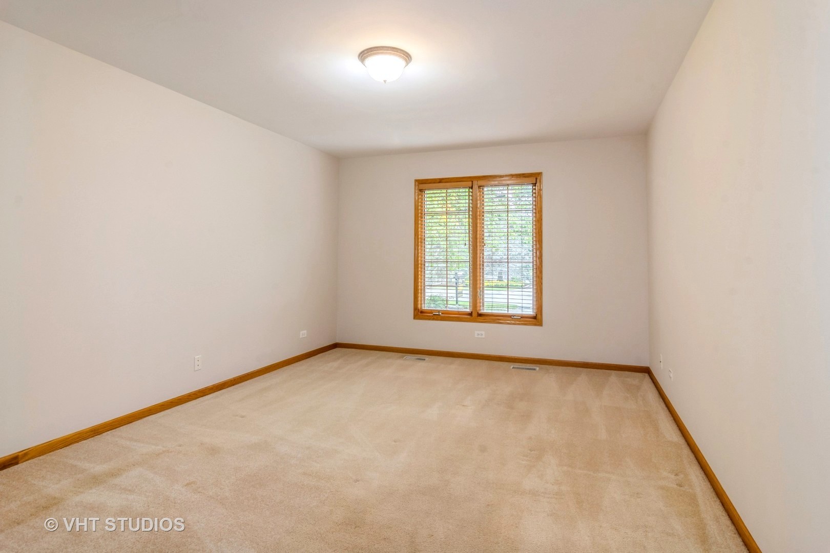 980 Pinecrest Drive Sugar Grove, IL 60554 - Photo 28 of 38 an empty room with windows