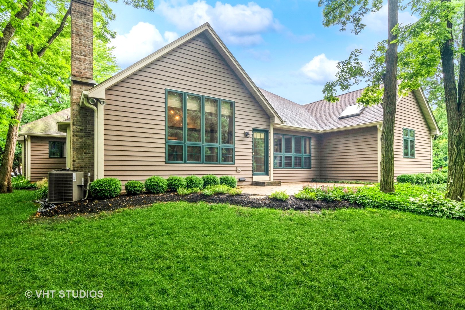 980 Pinecrest Drive Sugar Grove, IL 60554 - Photo 34 of 38 a view of an house that has garden