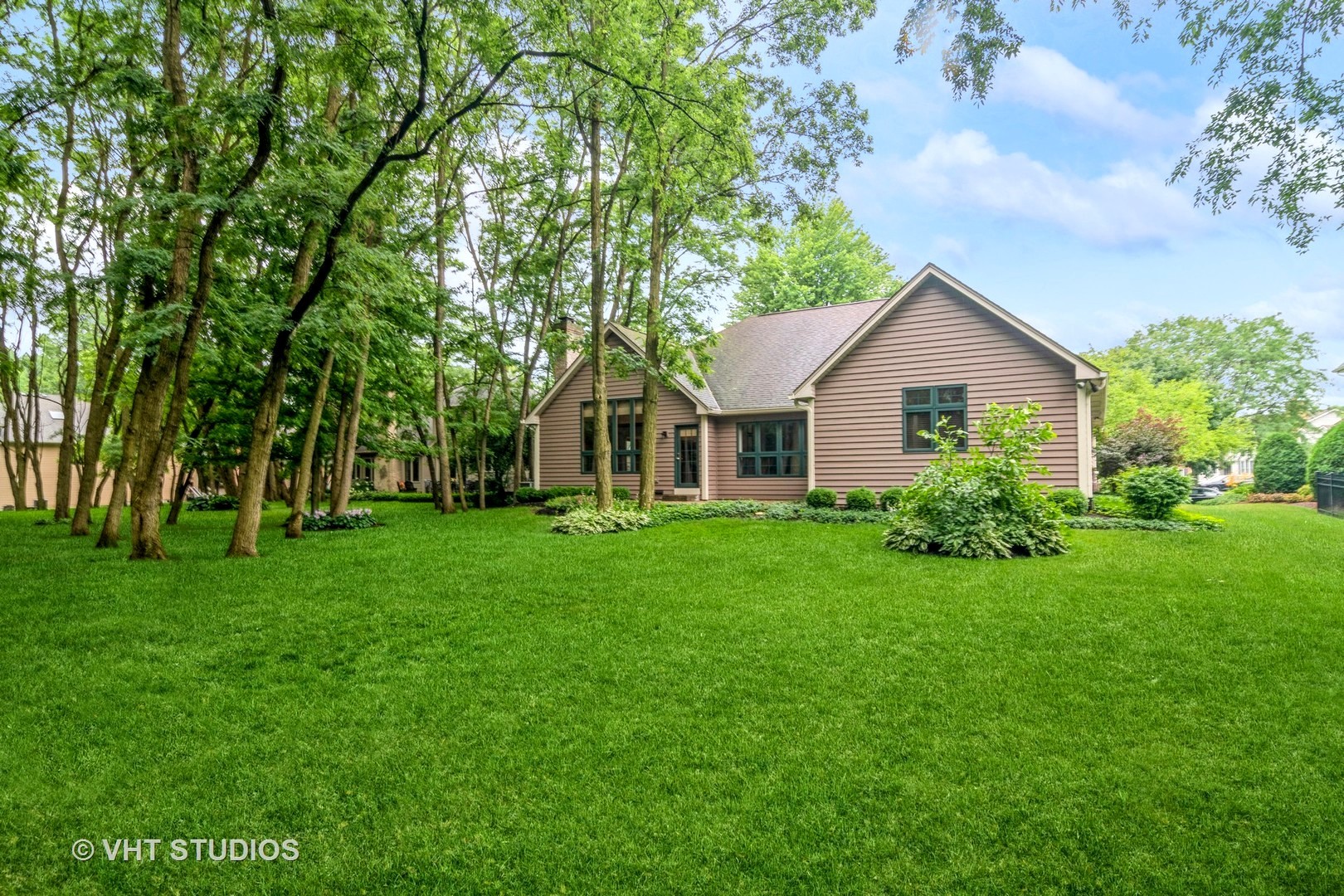 980 Pinecrest Drive Sugar Grove, IL 60554 - Photo 35 of 38 a view of a house with backyard and garden