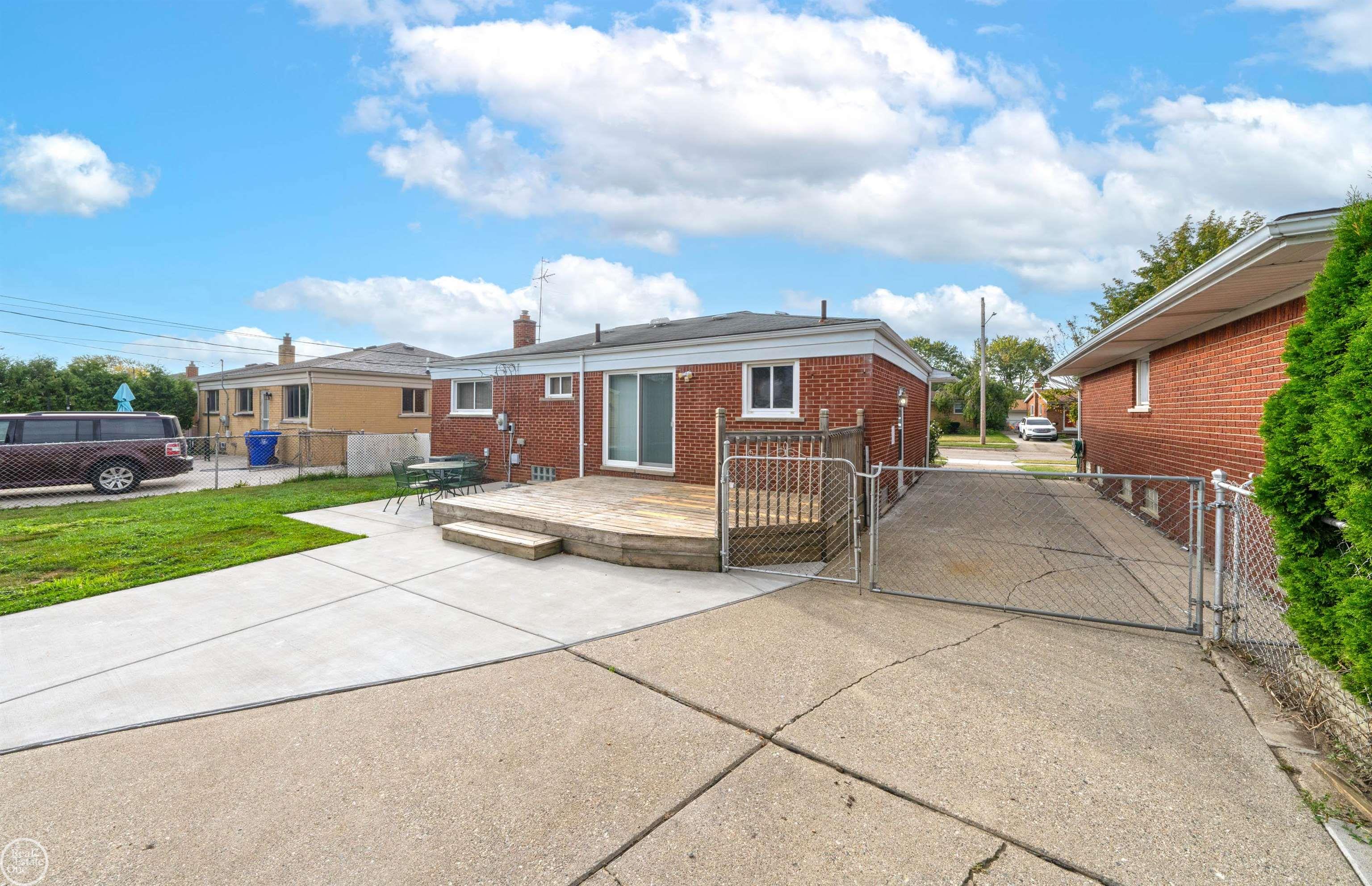 17909 Winsome Road Fraser, MI 48026 - Photo 7 of 28 50155896-bad20c4b-f552-45b3-b96d-ac65b441ae06.JPG
