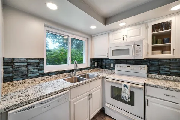 $427,000 | 1305 Willow Valley Drive, Brandon, FL 33510