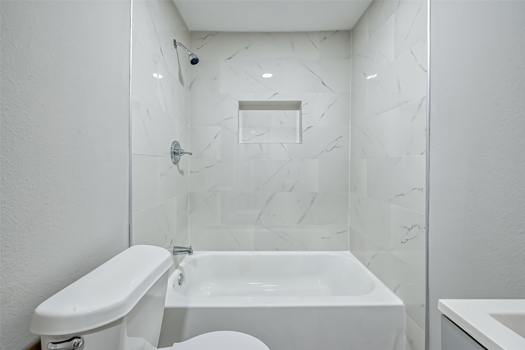 3274 Reeves Street, Unit B Houston, TX 77004 - Photo 3 of 6 a bathroom with a toilet and a bathtub