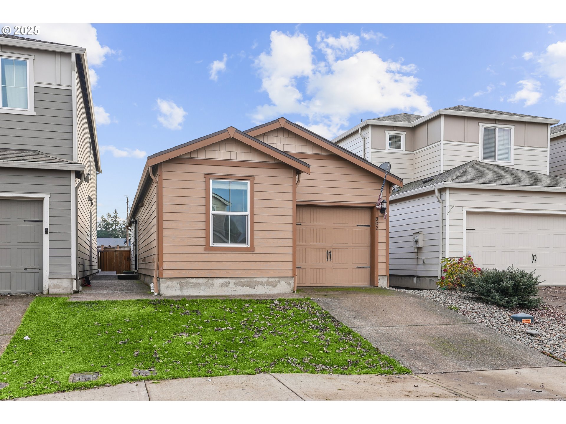 902 South View Drive Molalla, OR 97038 - Photo 2 of 24 a front view of a house with a garden