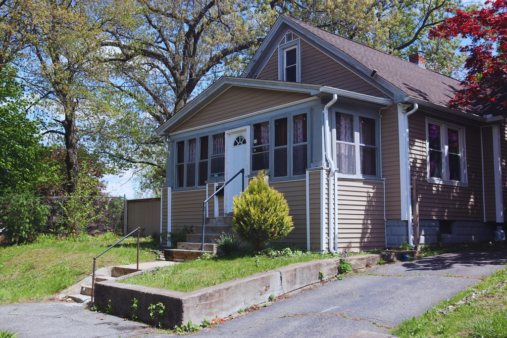 27 Bushwick Place Springfield, MA 01109 - Photo 1 of 17 Gallery Image 1