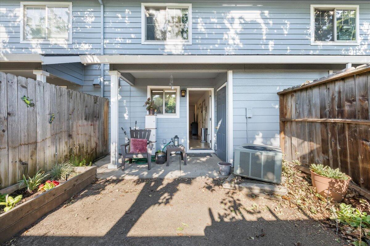 450 Midway Road, Unit 40 Medford, OR 97501 - Photo 22 of 27 Private backyard