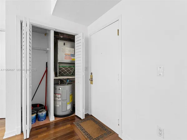 a view of an entryway with livingroom