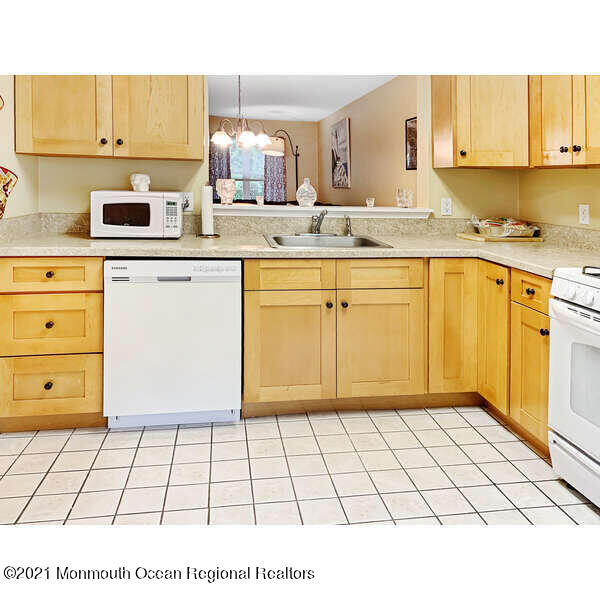 44 Quail Run Bayville, NJ 08721 - Photo 7 of 27 Kitchen
