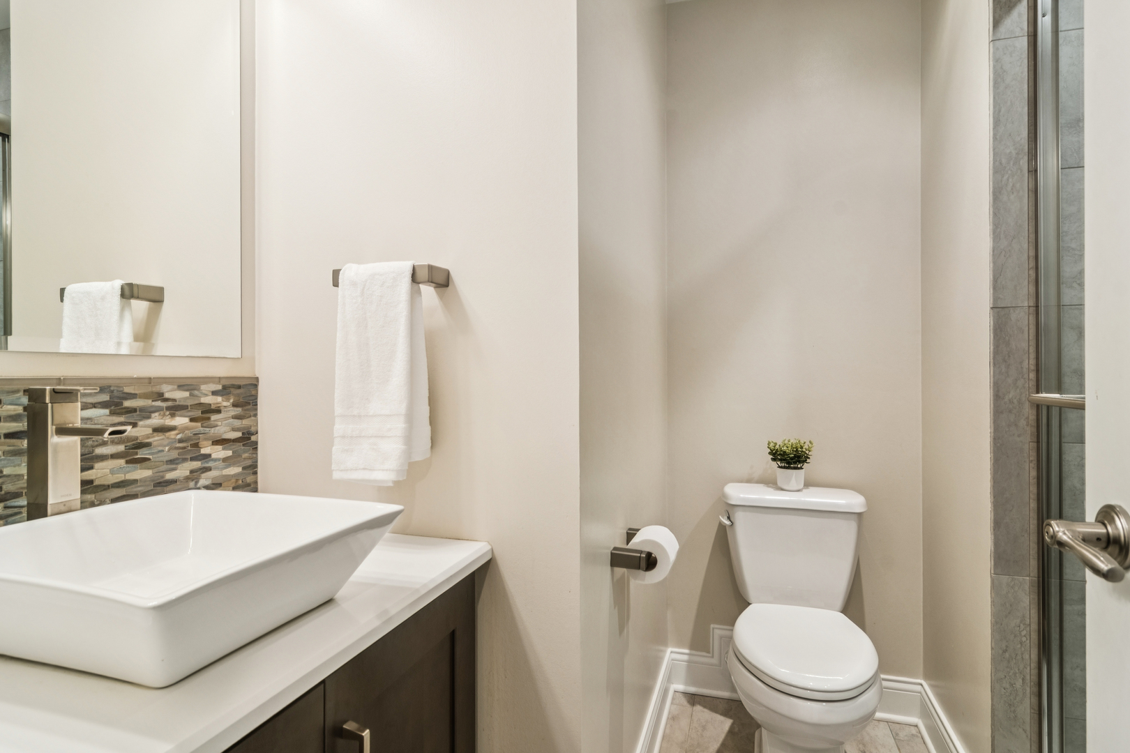 2223 Shetland Road Inverness, IL 60010 - Photo 16 of 40 a bathroom with a toilet a sink and a mirror