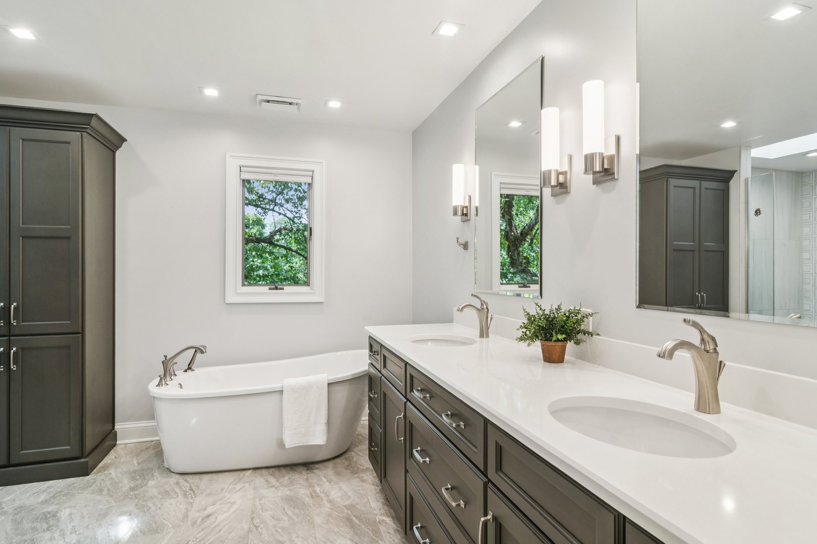 2223 Shetland Road Inverness, IL 60010 - Photo 18 of 40 a bathroom with a double vanity sink a large mirror and a bathtub