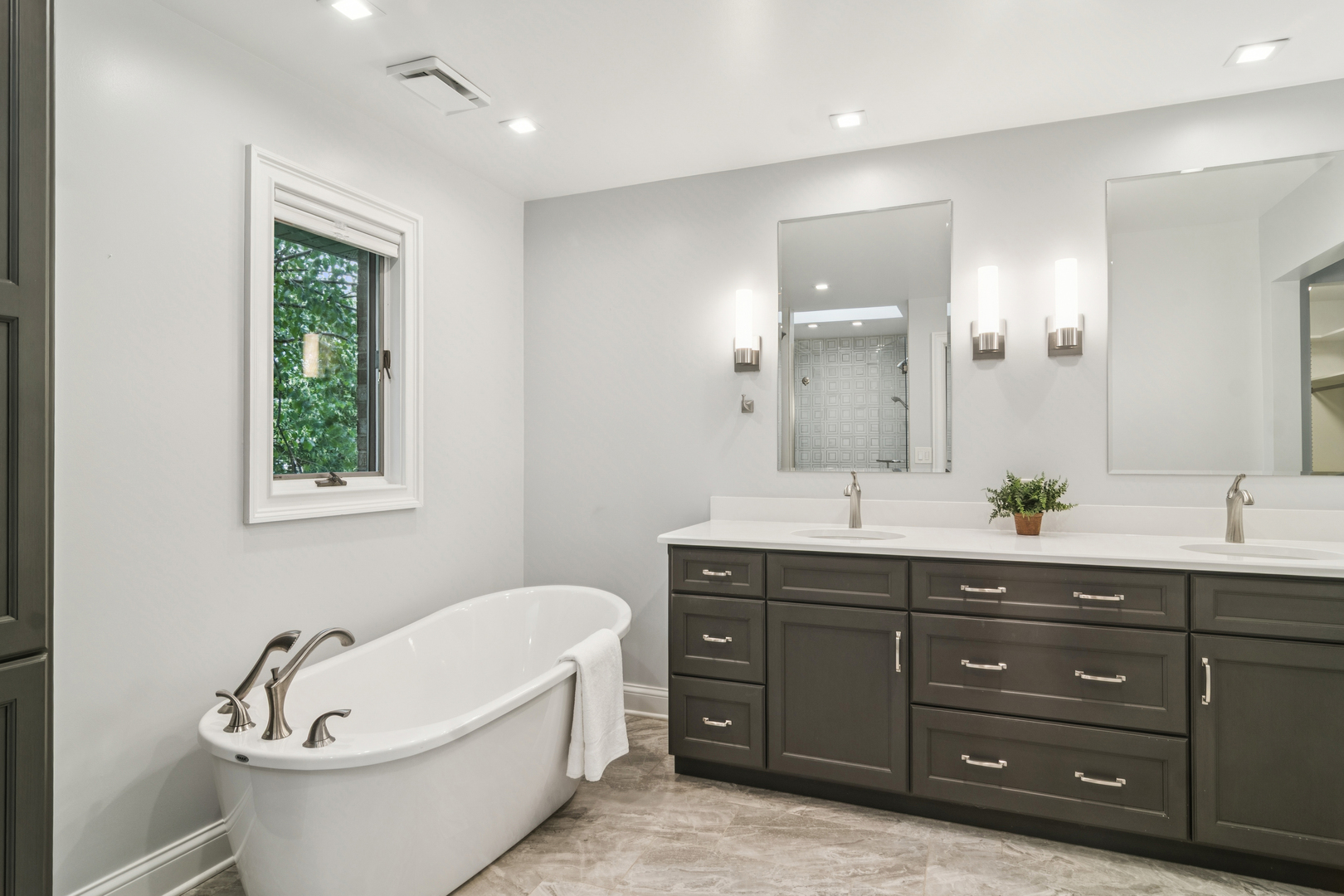 2223 Shetland Road Inverness, IL 60010 - Photo 21 of 40 a bathroom with a bathtub sink and mirror