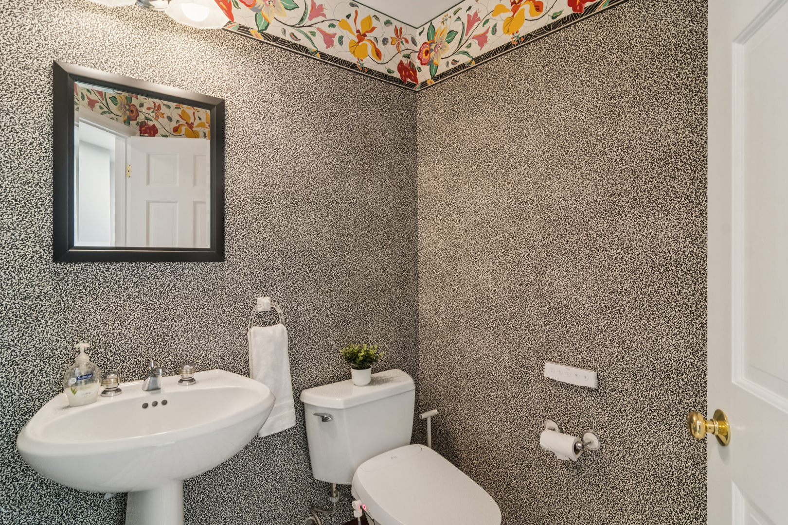 2223 Shetland Road Inverness, IL 60010 - Photo 30 of 40 a bathroom with a toilet sink and mirror