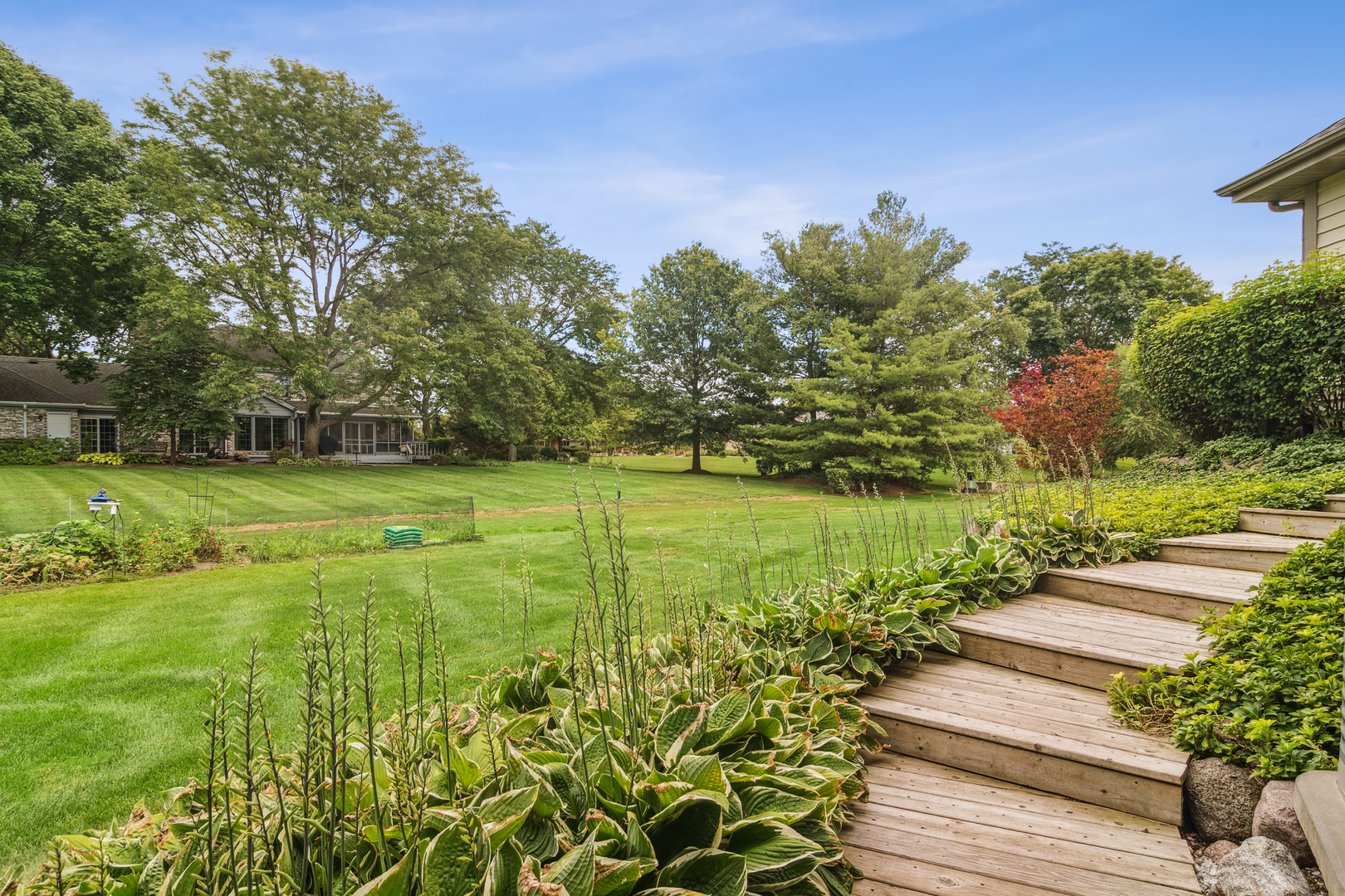 2223 Shetland Road Inverness, IL 60010 - Photo 34 of 40 a view of a garden with houses