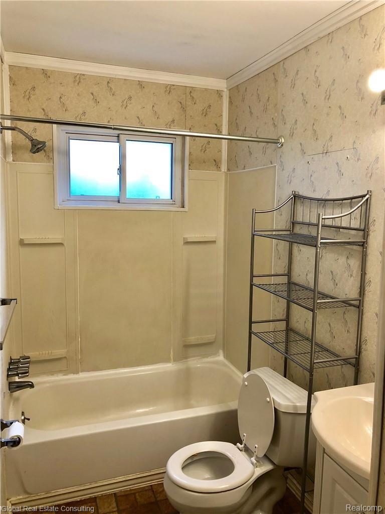 17120 Stephens Road Eastpointe, MI 48021 - Photo 17 of 29 Bathroom