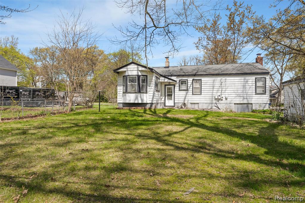 5711 Crescent Road Waterford, MI 48327 - Photo 33 of 39 Gallery Image 33