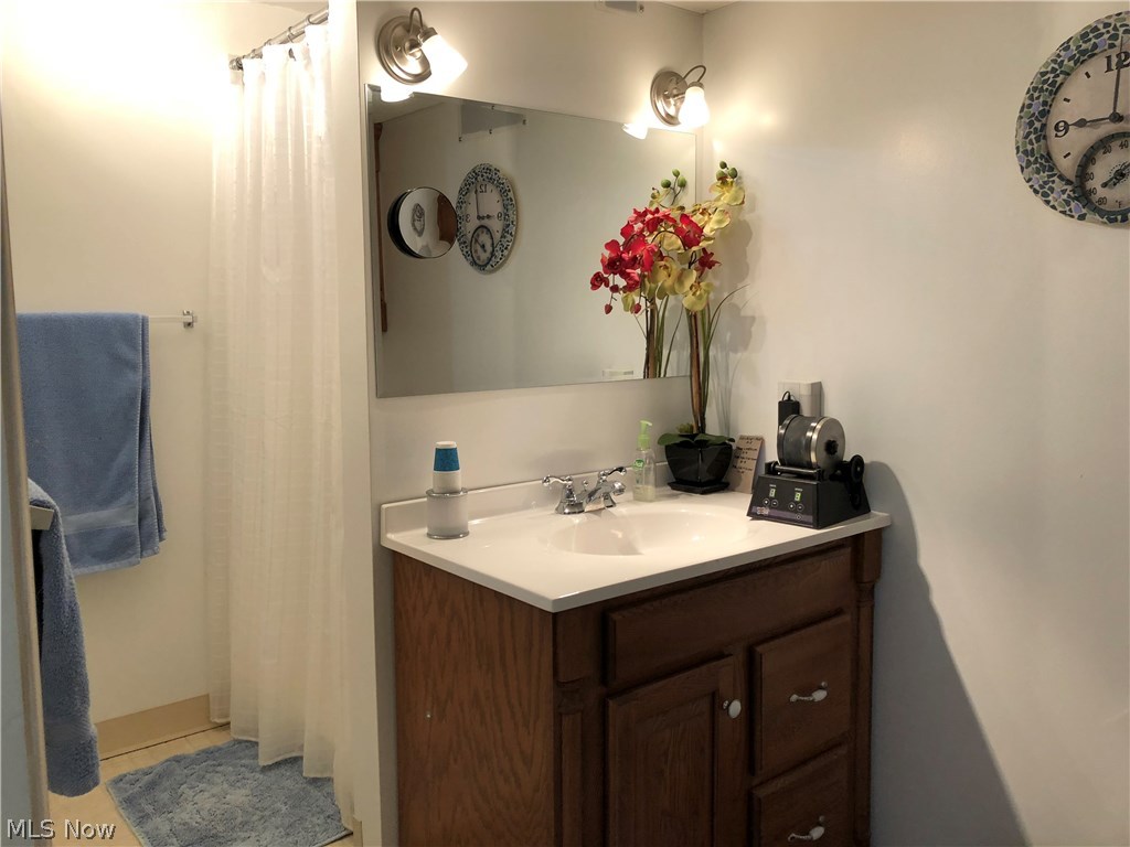 7575 Chaffee Road Northfield, OH 44067 - Photo 29 of 35 Full bath with shower in the lower level.