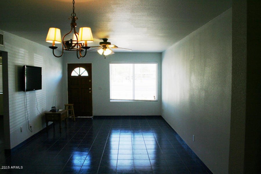 3235 West Greenway Road Phoenix, AZ 85053 - Photo 2 of 7 Living room