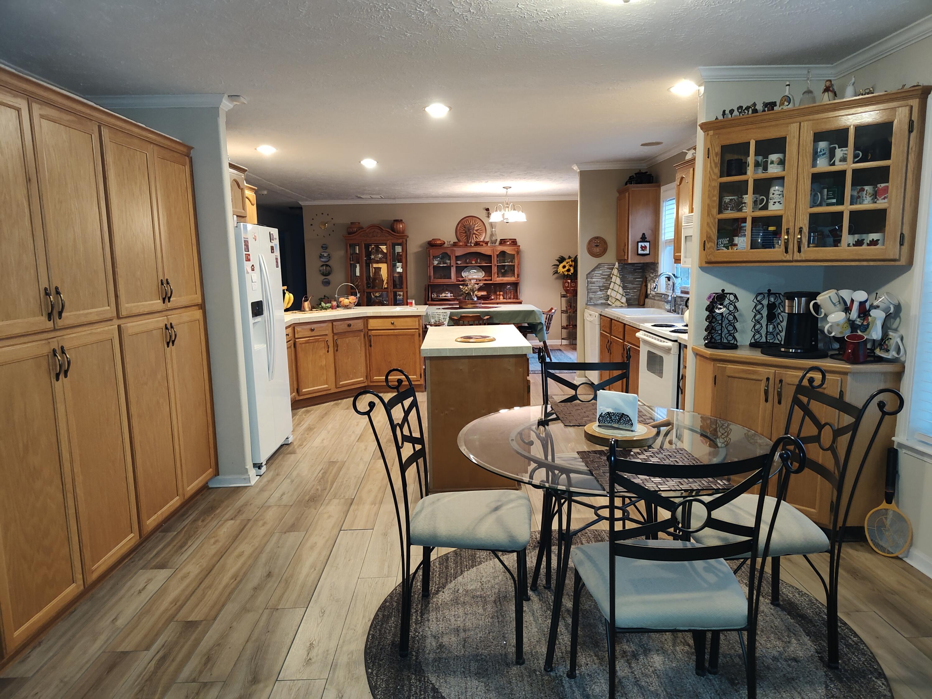 1672 East 355th Road Bolivar, MO 65613 - Photo 30 of 92 Kitchen into dining area