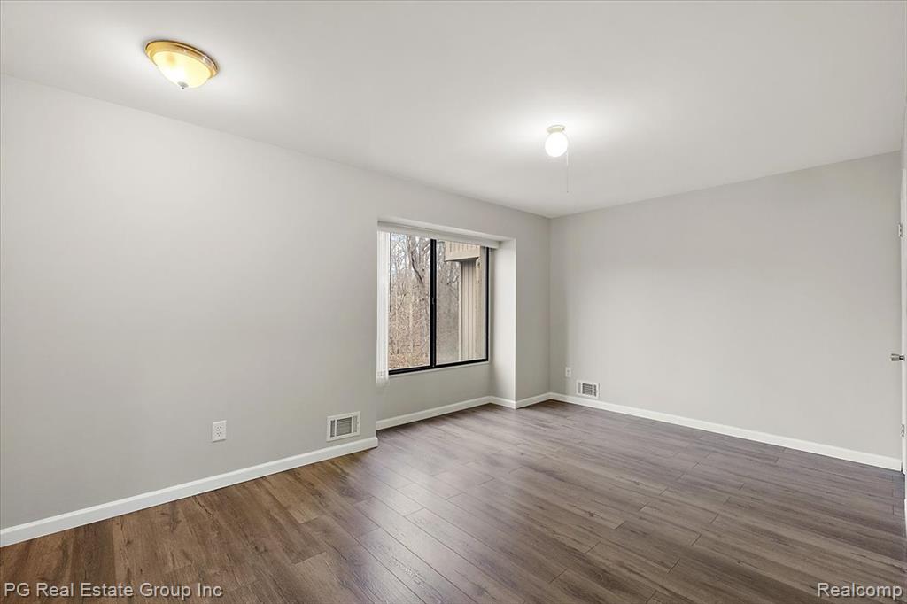 1432 Oakbrook Rochester Hills Rochester, MI 48307 - Photo 18 of 34