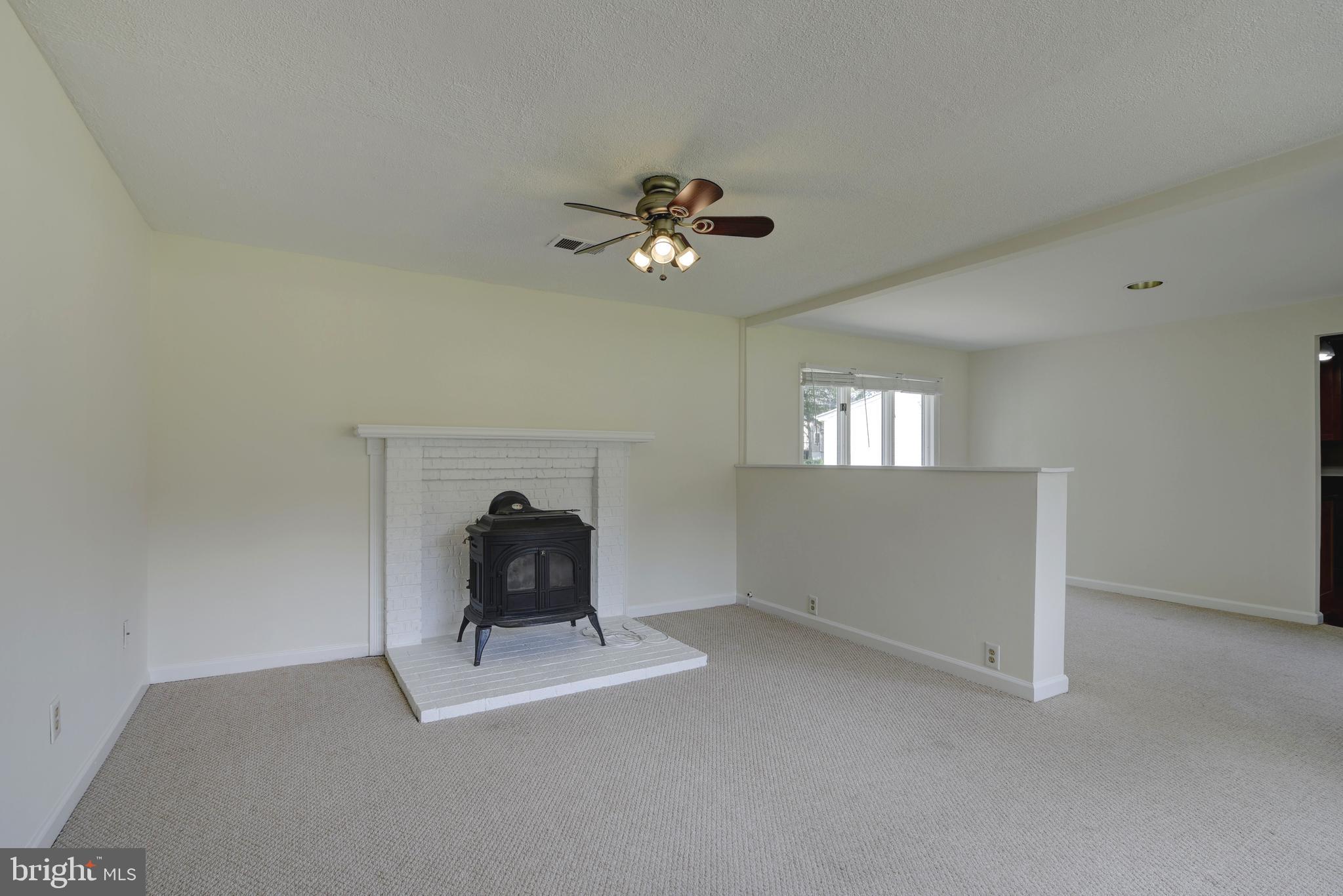 7804 Schelhorn Road Alexandria, VA 22306 - Photo 9 of 30 Living Room