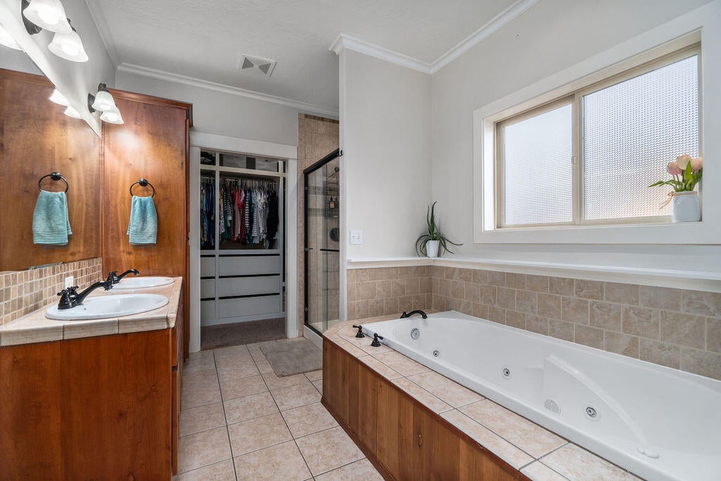 2348 Southwest 43rd Street Redmond, OR 97756 - Photo 16 of 42 Primary bathroom