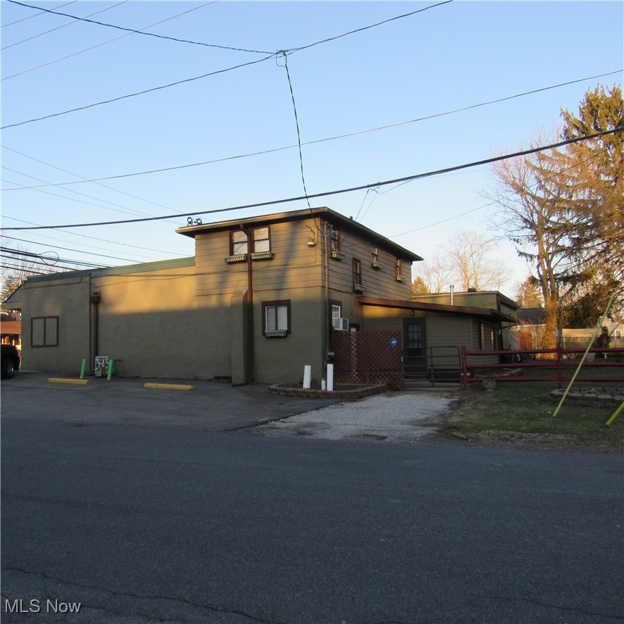 194 Killian Road Akron, OH 44319 - Photo 2 of 35 Separate entrance for owner suite