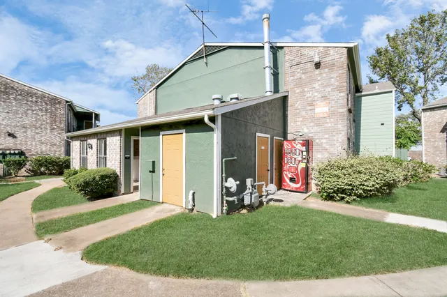 $662 | 7700 West Airport Boulevard, Unit 902, Houston, TX 77071