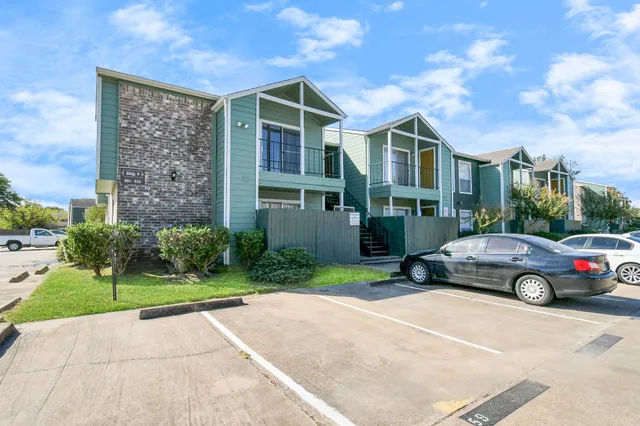 $662 | 7700 West Airport Boulevard, Unit 902, Houston, TX 77071