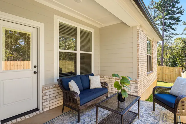 a view of a back yard of the house