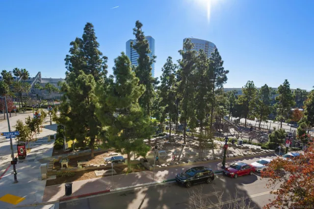 a view of a water fountain in front of building