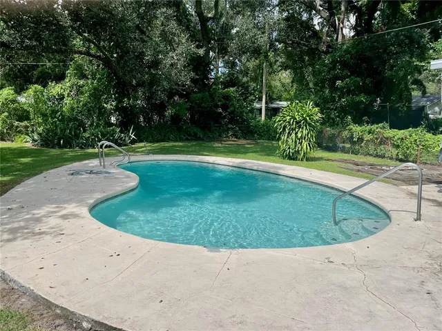 a view of a backyard