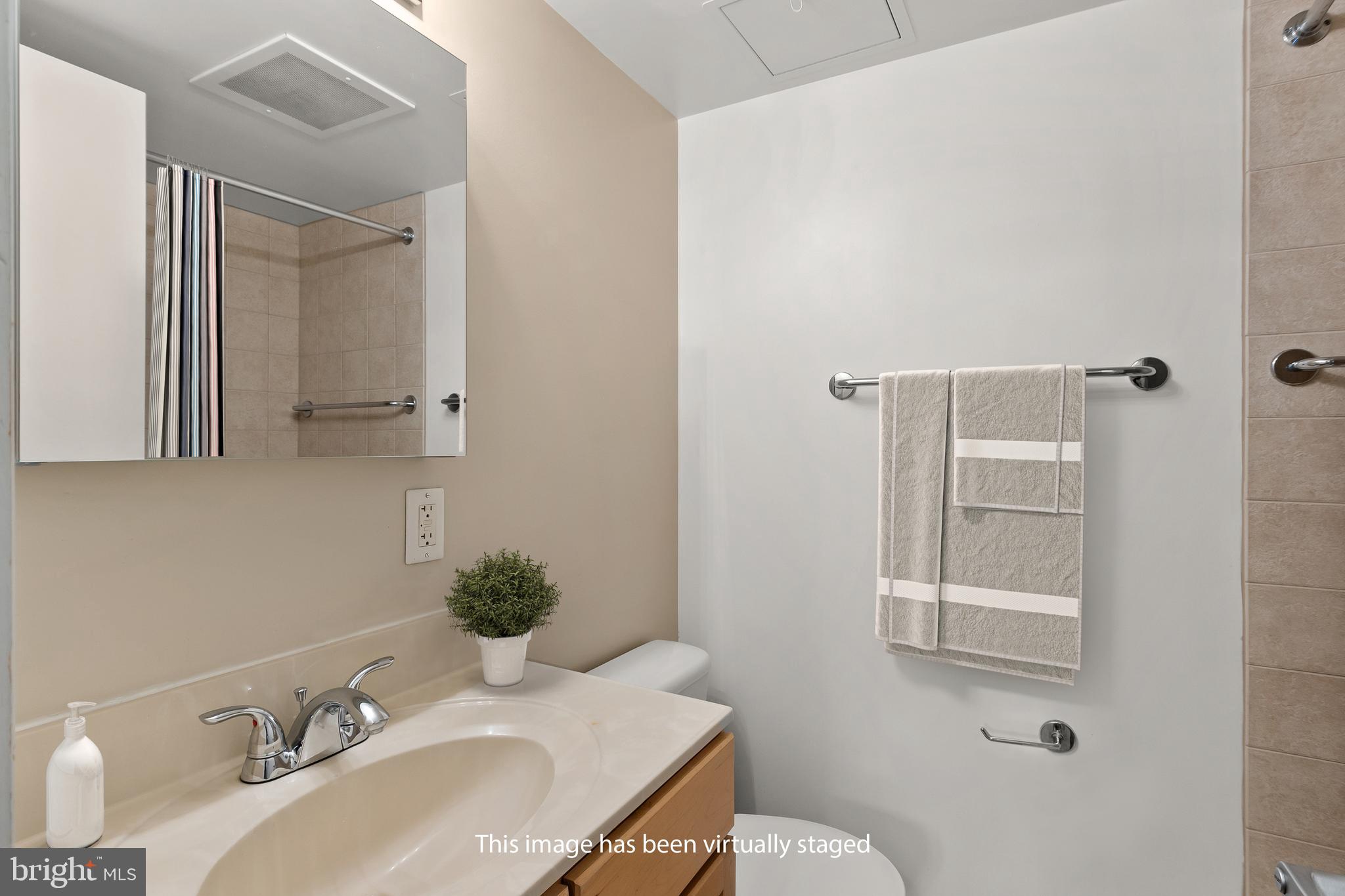 800 4th Street Southwest, Unit S312 Washington, DC 20024 - Photo 16 of 42 Full Bath