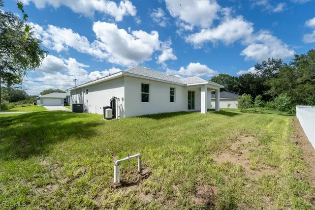 a view of a house with backyard and garden