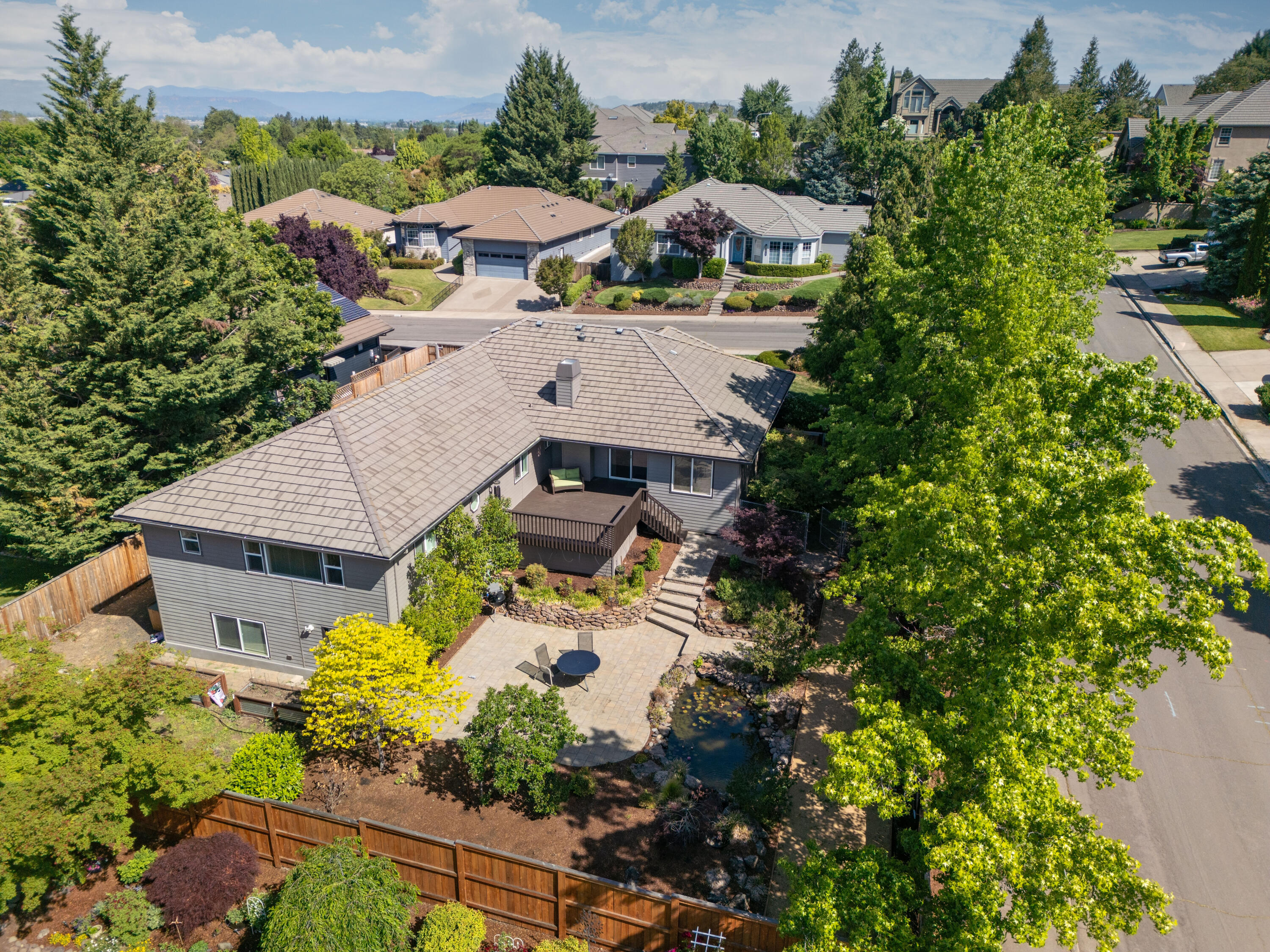 2928 Flint Ridge Avenue Medford, OR 97504 - Photo 31 of 33