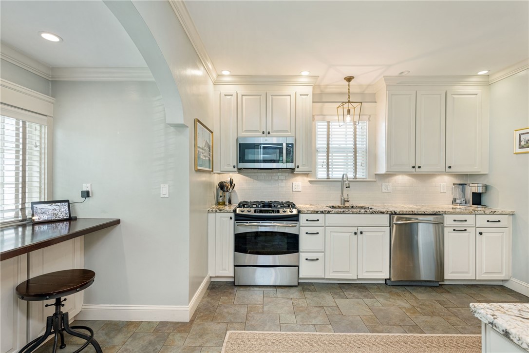 348 Slater Avenue Providence, RI 02906 - Photo 19 of 43