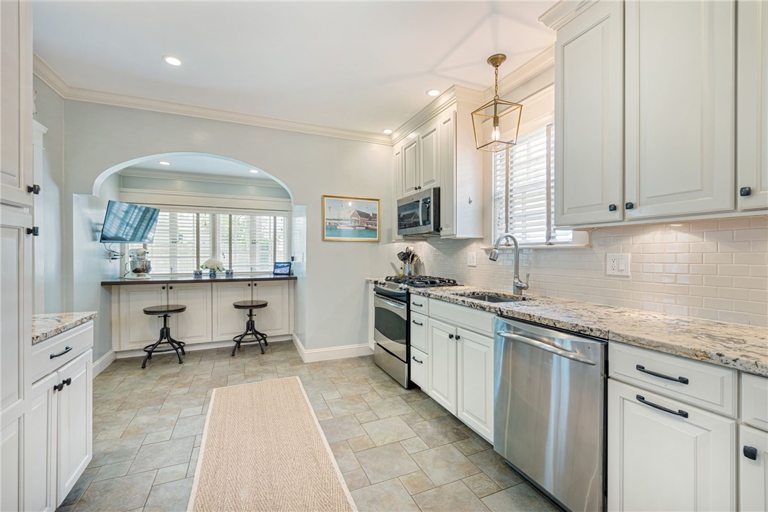 348 Slater Avenue Providence, RI 02906 - Photo 21 of 43