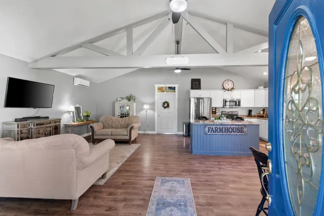 a view of entryway with livingroom