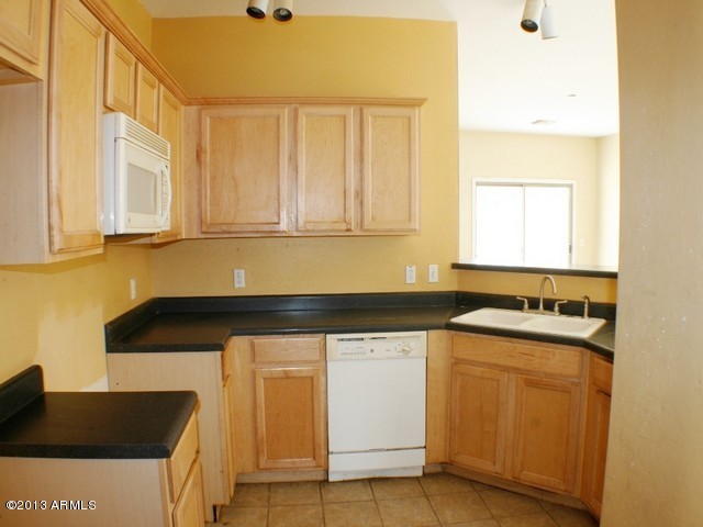 2903 East Pinto Valley Road San Tan Valley, AZ 85143 - Photo 4 of 29 023-296895 - Kitchen