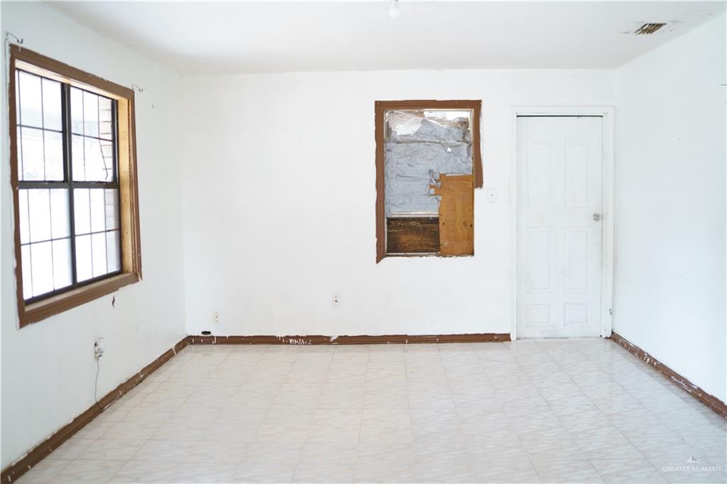 5909 Kountry Loop Mission, TX 78574 - Photo 6 of 23 an empty room with a window