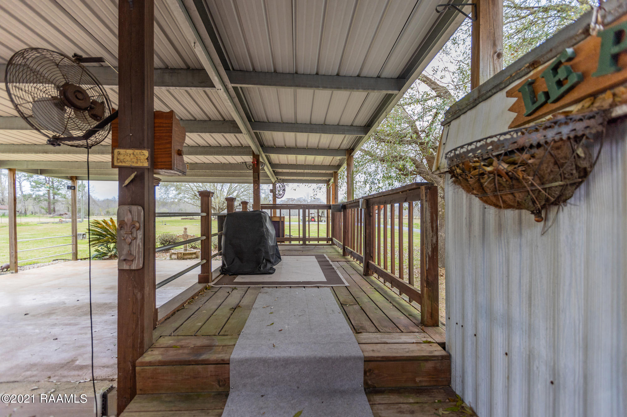 439 St Clair Road Breaux Bridge, LA 70517 - Photo 19 of 34 11-Patio (2)